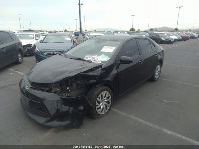 Toyota COROLLA LE 2018 5YFBURHE1JP842564 Image 2