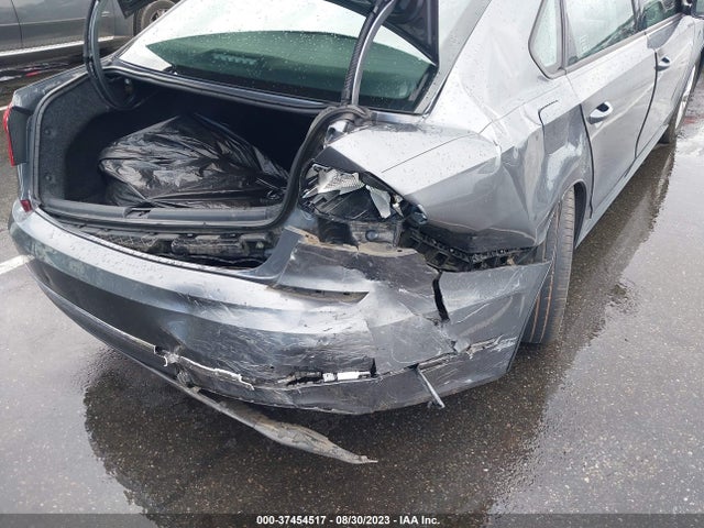 1VWAA7A37JC015045 Volkswagen Passat 2.0t S/r-line
