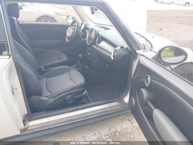 2011 MINI COOPER CLUBMAN WMWZF3C51BT188248 Photo 4
