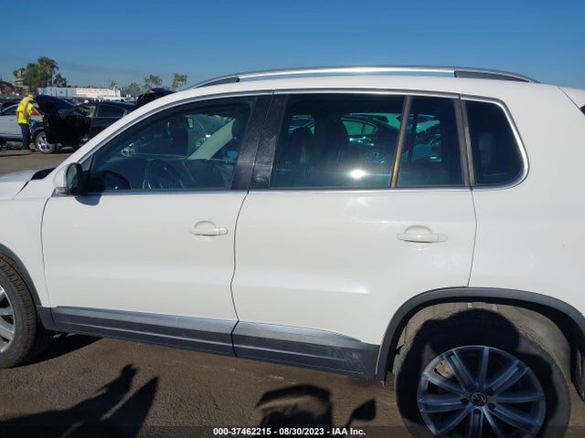 2013 VOLKSWAGEN TIGUAN SE W/SUNROOF & NAV VIN: WVGAV7AXXDW528931
