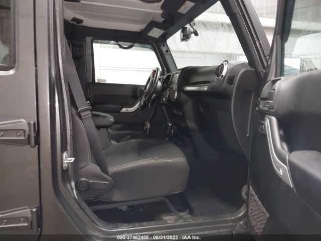 1C4BJWEG5HL661712 Jeep Wrangler Unlimited Sahara