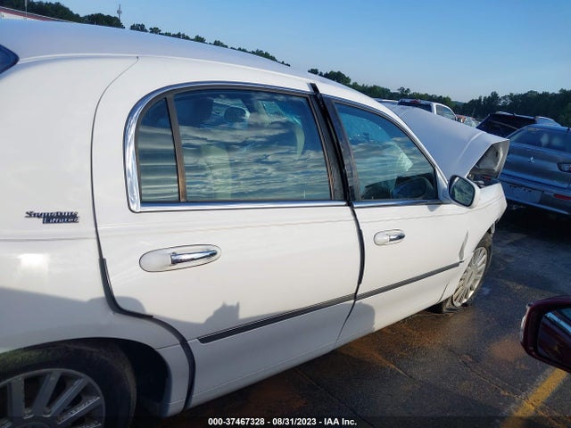 2005 LINCOLN TOWN CAR SIGNATURE LIMITED VIN: 1LNHM82W55Y666086