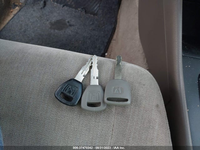 1998 HONDA ACCORD SDN DX VIN: 1HGCF8645WA011228