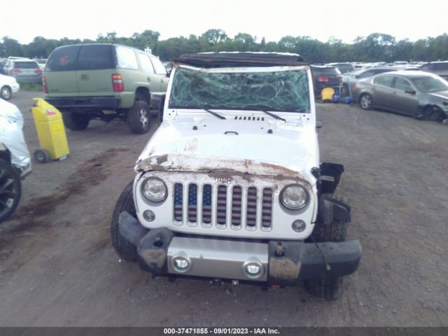 1C4AJWBG8HL755566 Jeep Wrangler Sahara