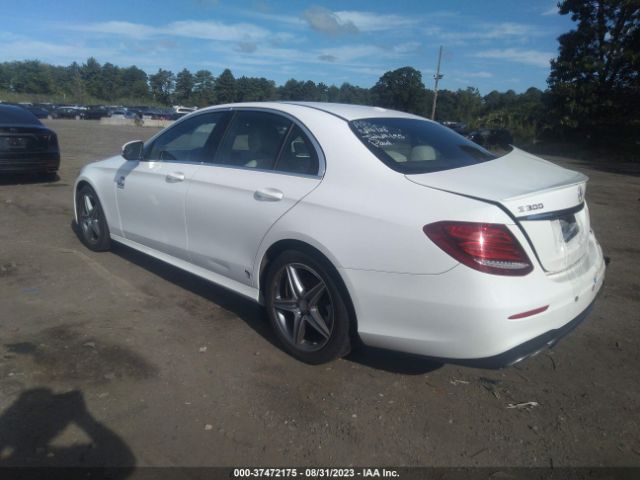 2017 MERCEDES-BENZ E 300 WDDZF4KB4HA091331 Photo 2