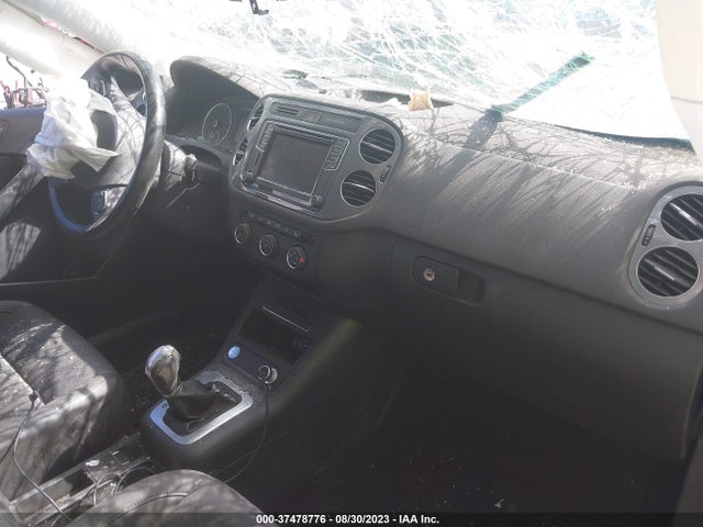 2017 VOLKSWAGEN TIGUAN VIN: WVGAV7AX2HK016660