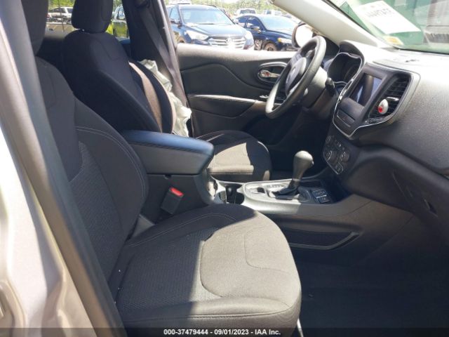 1C4PJLCB9KD416375 Jeep Cherokee Latitude