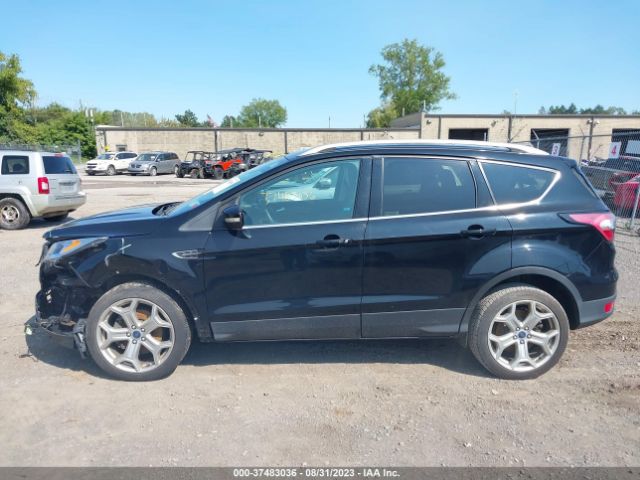 1FMCU9JD2HUC57877 Ford Escape Titanium