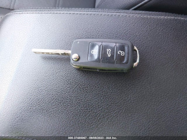 1VWBT7A33GC028091 Volkswagen Passat 1.8t Se