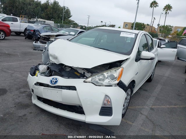 Toyota Prius C One/three/two/four 2014 JTDKDTB37E1073518 Image 2