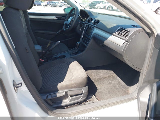 1VWAT7A37GC052163 Volkswagen Passat 1.8t S