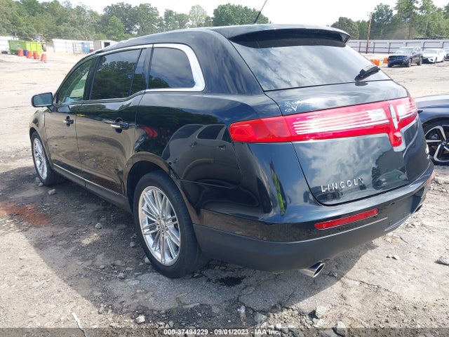 2016 Lincoln MKT, VIN: 2LMHJ5AT1GBL00371