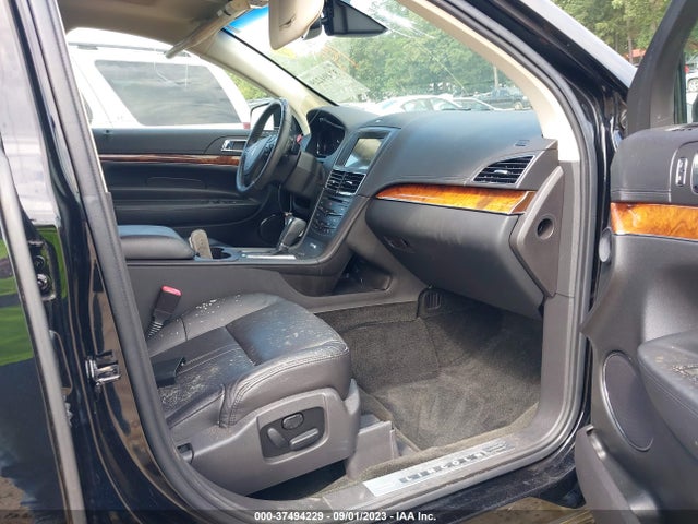 2016 Lincoln MKT, VIN: 2LMHJ5AT1GBL00371
