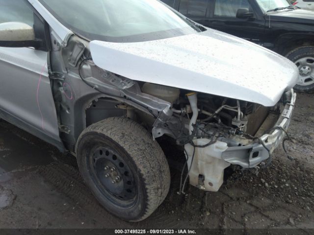 1FMCU9GD9JUC37445 Ford ESCAPE SE