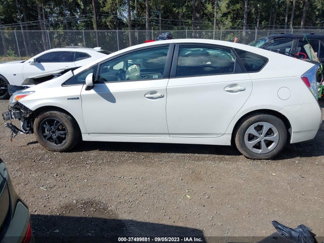Toyota Prius Two 2014 JTDKN3DU3E1756075 Image 13