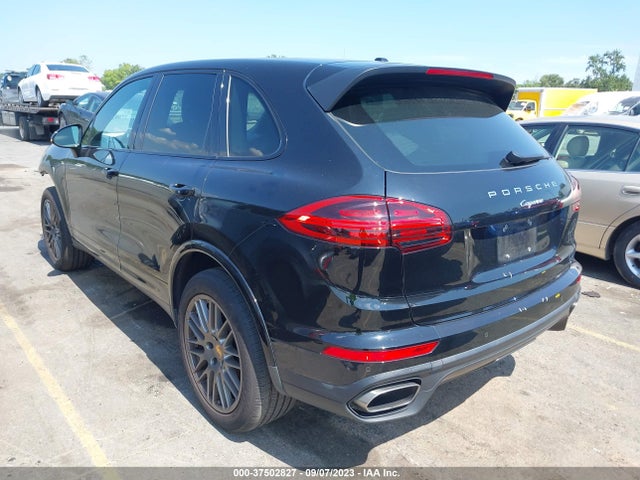 2017 PORSCHE CAYENNE WP1AA2A26HKA82943 Photo 2