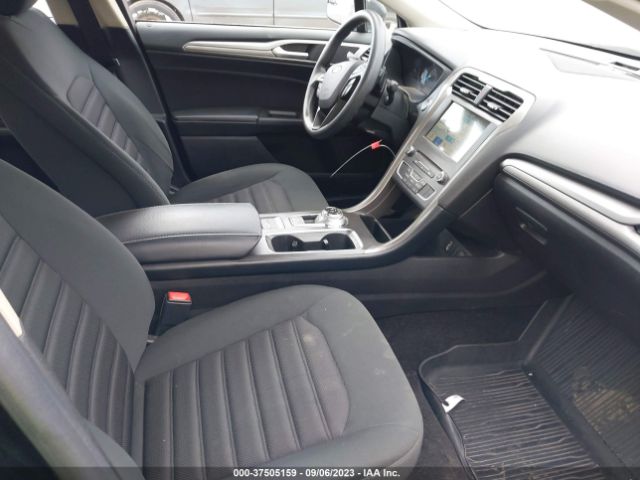 3FA6P0HD8JR256052 Ford FUSION SE