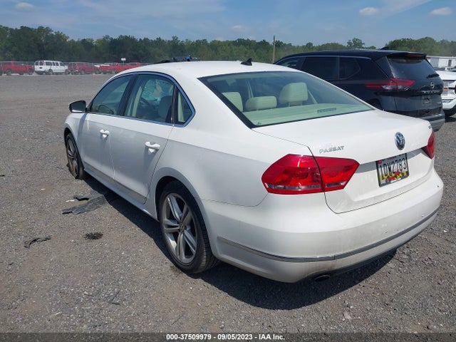 2015 VOLKSWAGEN PASSAT 1.8T SE W/SUNROOF & NAV VIN: 1VWBT7A35FC003580