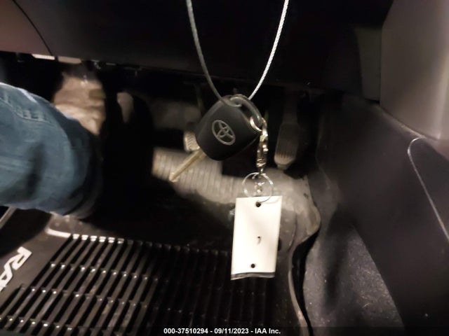 Toyota RAV4 LE 2018 2T3ZFREV7JW511488 Image 11