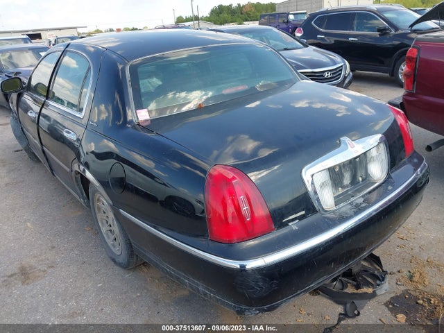 1999 LINCOLN TOWN CAR SIGNATURE VIN: 1LNHM82W0XY645472
