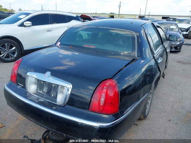 1999 LINCOLN TOWN CAR SIGNATURE VIN: 1LNHM82W0XY645472