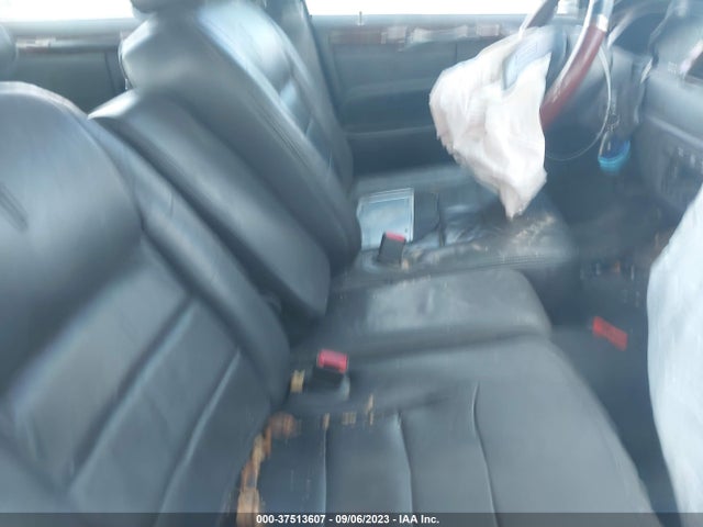 1999 LINCOLN TOWN CAR SIGNATURE VIN: 1LNHM82W0XY645472