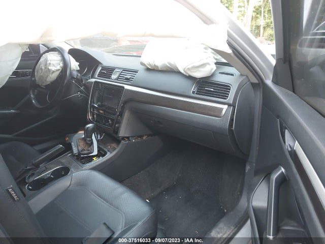 1VWBT7A39GC029925 Volkswagen Passat 1.8t Se