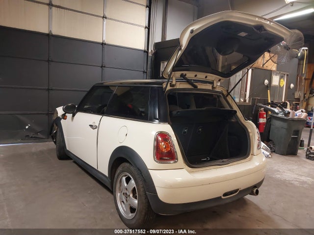 2009 MINI COOPER HARDTOP WMWMF33539TW72135 Photo 2