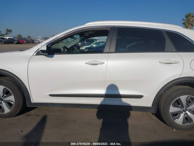 KNDCB3LC4M5480647 KIA NIRO LX