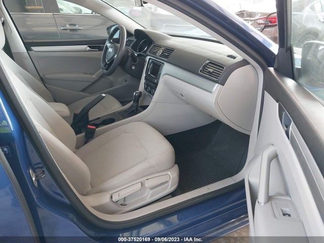 1VWAT7A39GC060541 Volkswagen Passat 1.8t S