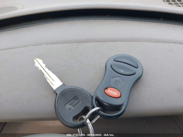2000 CHRYSLER TOWN & COUNTRY LIMITED VIN: 1C4GP64L0YB710274