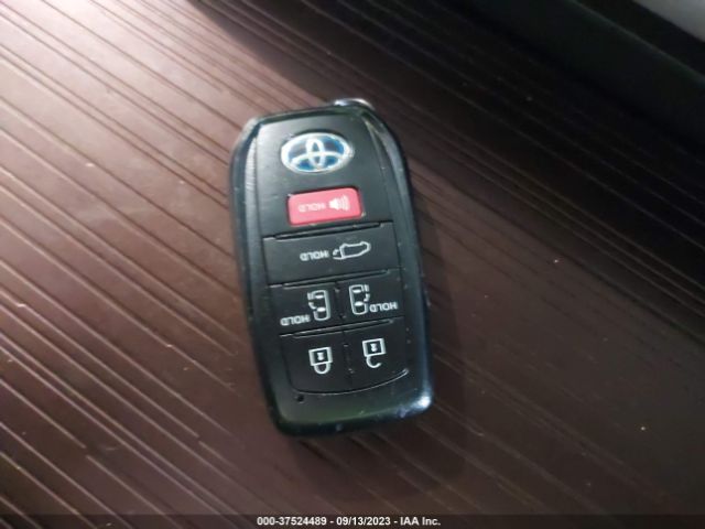 5TDYSKFC6NS051811 Toyota SIENNA XLE