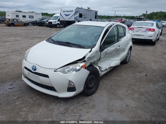 Toyota Prius C One/three/two/four 2014 JTDKDTB33E1080711 Image 2