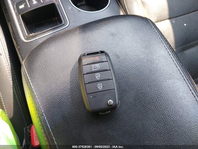 2016 KIA SORENTO SX VIN: 5XYPKDA51GG112367