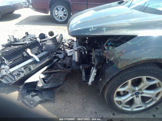 1FMCU0J98HUE72204 Ford Escape Titanium