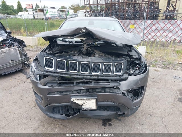 Jeep Compass Latitude 2018 3C4NJDBB0JT270911 Image 4