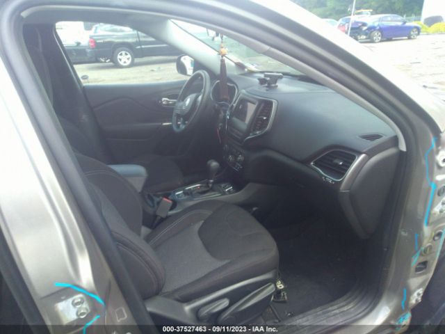 1C4PJLCB0KD247900 Jeep Cherokee Latitude