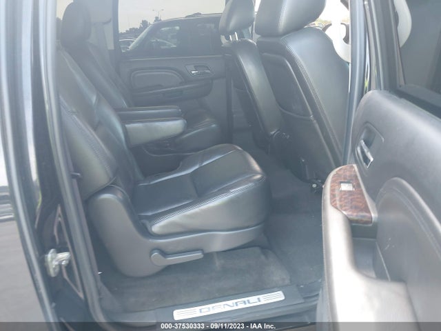 2011 GMC YUKON XL DENALI VIN: 1GKS2MEF4BR260217