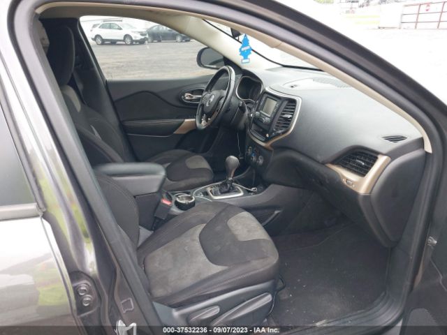 1C4PJLCB1JD518168 Jeep Cherokee Latitude
