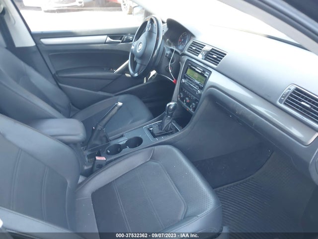 1VWAT7A35EC051445 Volkswagen Passat Wolfsburg Ed