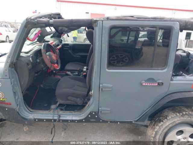 1C4BJWDG5EL305225 Jeep Wrangler Unlimited Sport