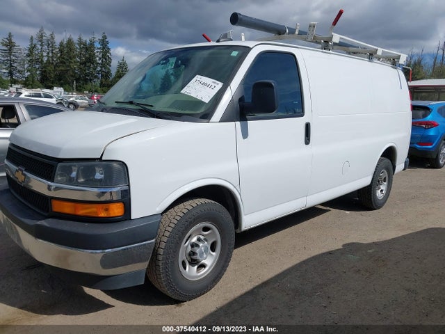 Chevrolet EXPRESS CARGO VAN 2018 1GCWGAFG0J1288212 Image 2