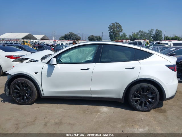 Tesla Model Y Long Range 2021 5YJYGDEE9MF087642 Image 13