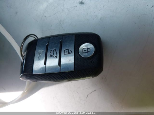 KNDCB3LC6K5217217 KIA NIRO LX
