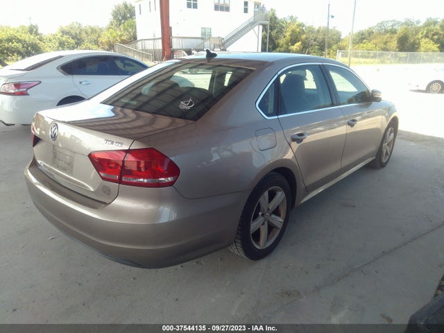 1VWBS7A33FC035169 Volkswagen Passat 1.8t Se