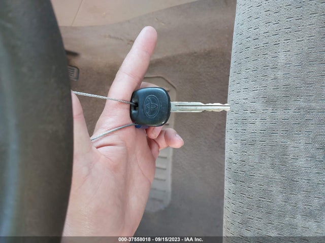 2005 TOYOTA COROLLA CE/LE VIN: JTDBR32E252058194