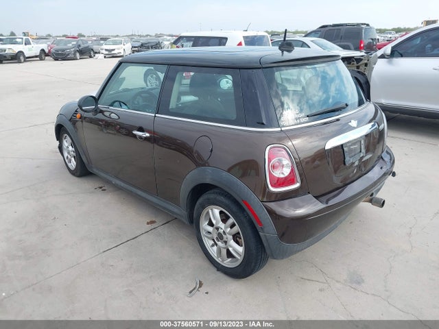 2011 MINI COOPER WMWSU3C52BT092085 Photo 2
