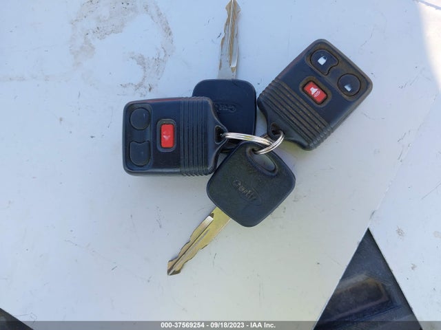2000 FORD EXPLORER XLT VIN: 1FMZU83P8YZB75327