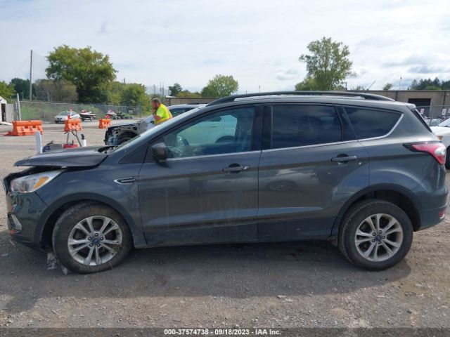 1FMCU9GD0JUB33300 Ford ESCAPE SE