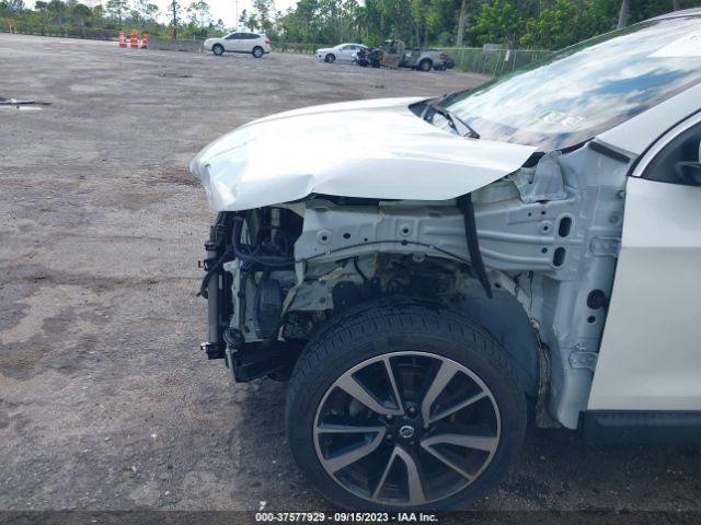 JN1BJ1CR2JW210879 Nissan Rogue Sport Sl